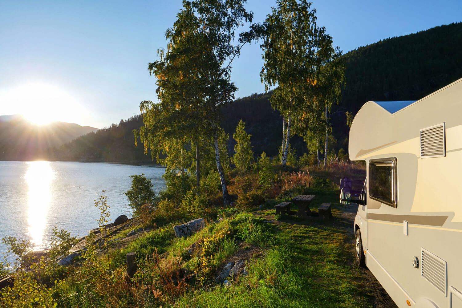 SkandiTrip Family Luxury Wohnmobil Camping am See in Schweden